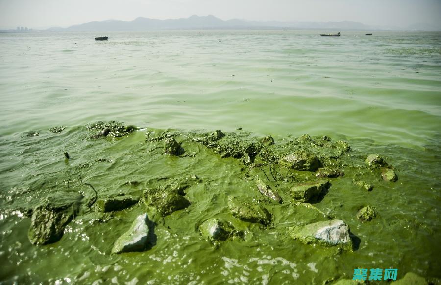 湖水的異常現(xiàn)象：暴風(fēng)雨后，有人在湖面上發(fā)現(xiàn)了一條長(zhǎng)長(zhǎng)的黑線(xiàn)。一些人認(rèn)為，這條黑線(xiàn)可能是船只下沉?xí)r留下的痕跡，但這一說(shuō)法尚未得到證實(shí)。 (湖水有什么樣的特點(diǎn))