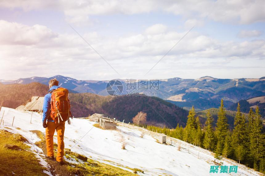 登山者離開帳篷去調(diào)查
