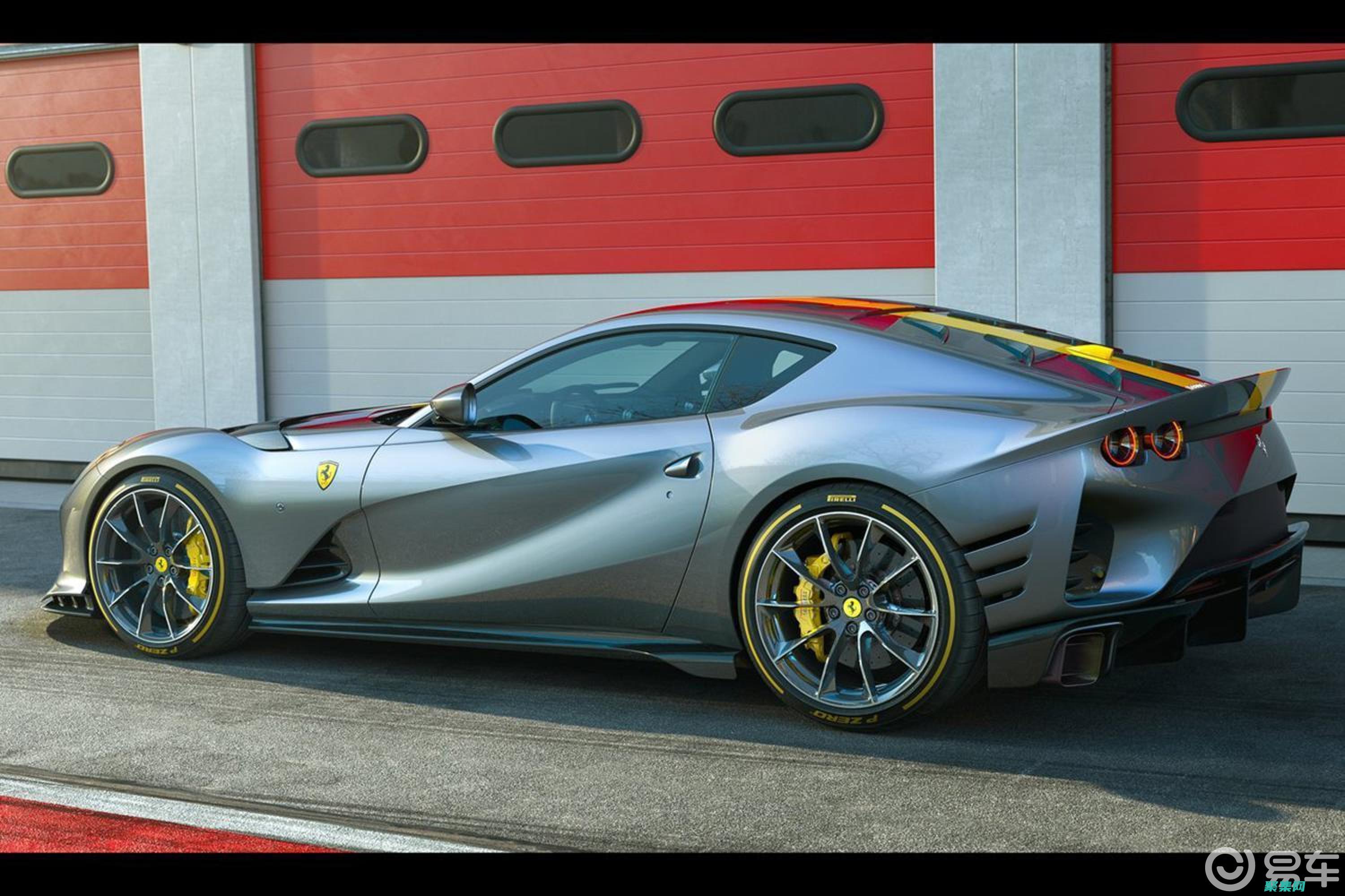 法拉利812 Superfast：售價超過30萬美元，每年維護成本超過30,000美元。(法拉利812多少錢)